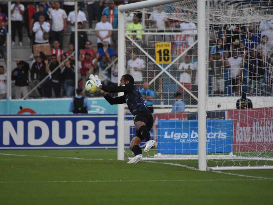 Edrick Menjívar se puso la capa de héroe al detenerle un penal a Auzmendi.