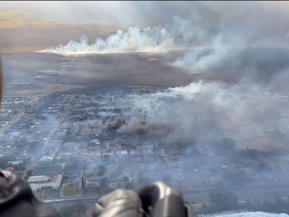 Esta captura de video del folleto, cortesía de Richard Olsten, tomada el 9 de agosto de 2023, muestra el humo que sale de los edificios destruidos en Lahaina mientras los incendios forestales arden en Maui, Hawái.