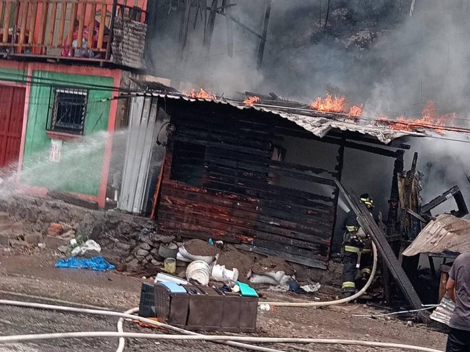 Incendio consume varias viviendas en colonia El Progreso de Comayagüela
