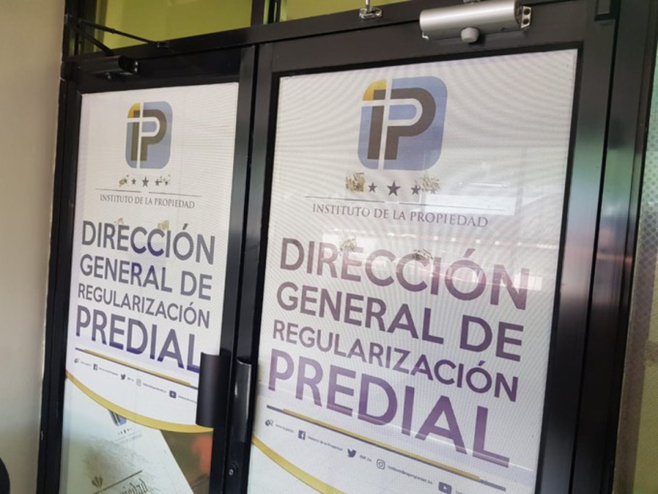 El tramite se realiza en la Unidad de Regularización Predial del Instituto de la Propiedad (IP).