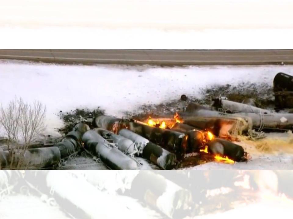 Un tren que transportaba etanol descarriló en Raymond, Minnesota, incendiando varios vagones.