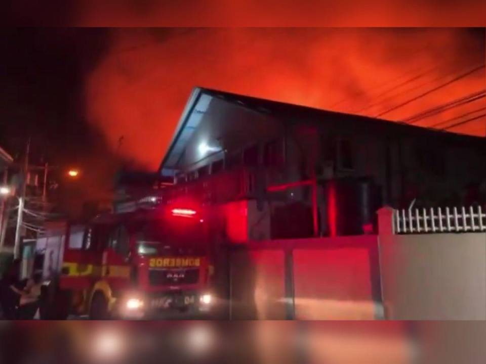 Pavoroso incendio consume el Hospital de Roatán
