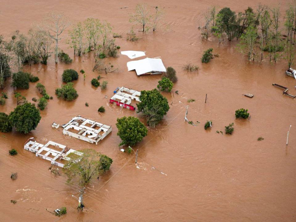 Las lluvias torrenciales y los vientos causados por un ciclón extratropical han dejado al menos 21 personas muertas en el sur de Brasil.