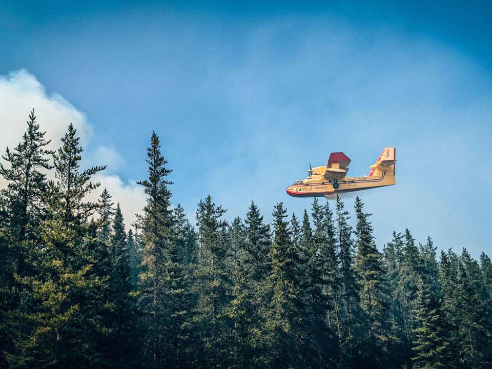 Un avión bombardero se estrelló mientras combatía incendio forestal en la isla griega de Eubea.