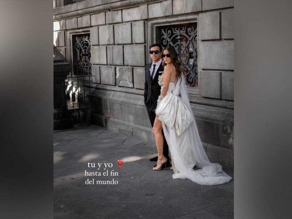 La influencer y creadora de contenido, Alejandra Córdoba, compartió una fotografía junto a su esposo Iván en el día de su boda. “Tu y yo hasta el fin del mundo”.