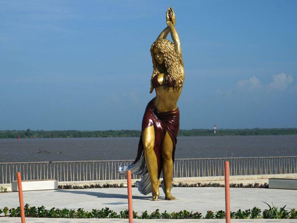 Los brazos entrelazados en alto, el vientre al descubierto y el torso inclinado hacia un lado anticipan el emblemático movimiento de cadera de Shakira, inmortalizado este martes en una estatua de 6,5 metros de altura en su ciudad natal de Barranquilla.