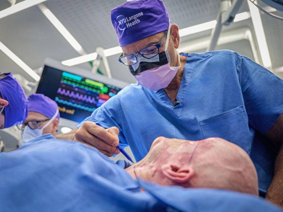 El trasplante se realizó en NYU Langone Health, centro médico líder en reconstrucción facial, que llevó a cabo la intervención el 27 de mayo.