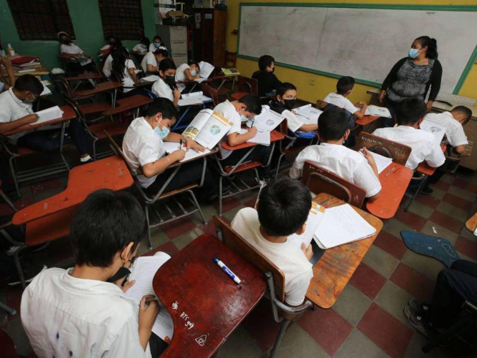 Al menos 4,000 centros escolares uni y bidocentes sean convertidos a escuelas multidocentes de manera paulatina.