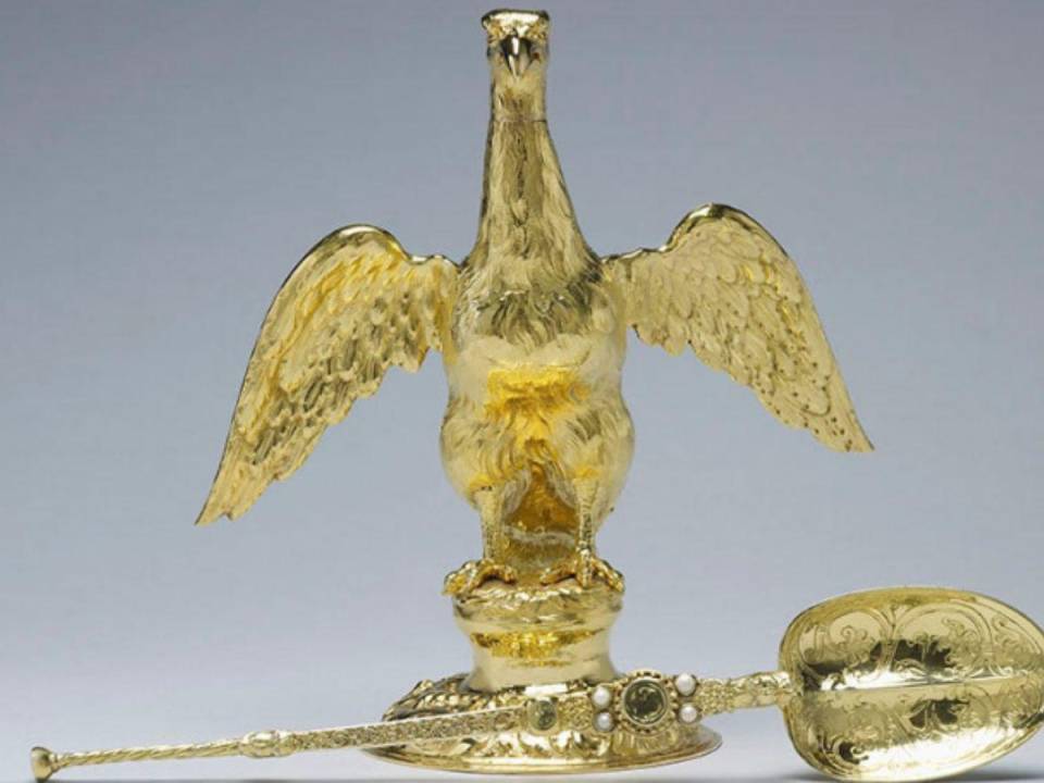 De todos los objetos que se utilizan en la coronación hay dos que son los protagonistas de la ceremonia y los más sagrados: la ampolla en forma de águila y una cuchara son utilizados durante la unción al nuevo monarca.