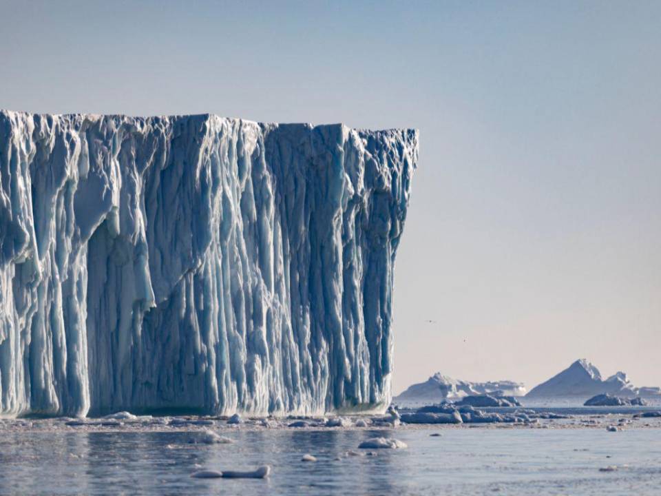 El deshielo en Groenlandia se está acercando a un punto de no retorno, según algunos estudios. Esa masa helada contiene suficiente agua para hacer subir el nivel del mar hasta seis metros en todo el planeta.