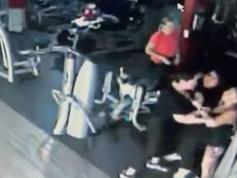 Mujer arranca dedo a mordidas a su rival durante pelea en gimnasio de México