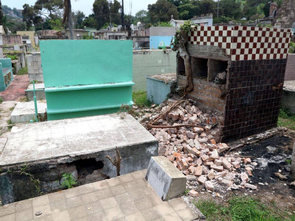 El Cementerio General de Tegucigalpa es el único declarado patrimonio nacional; sin embargo, sus tumbas han sido saqueado.