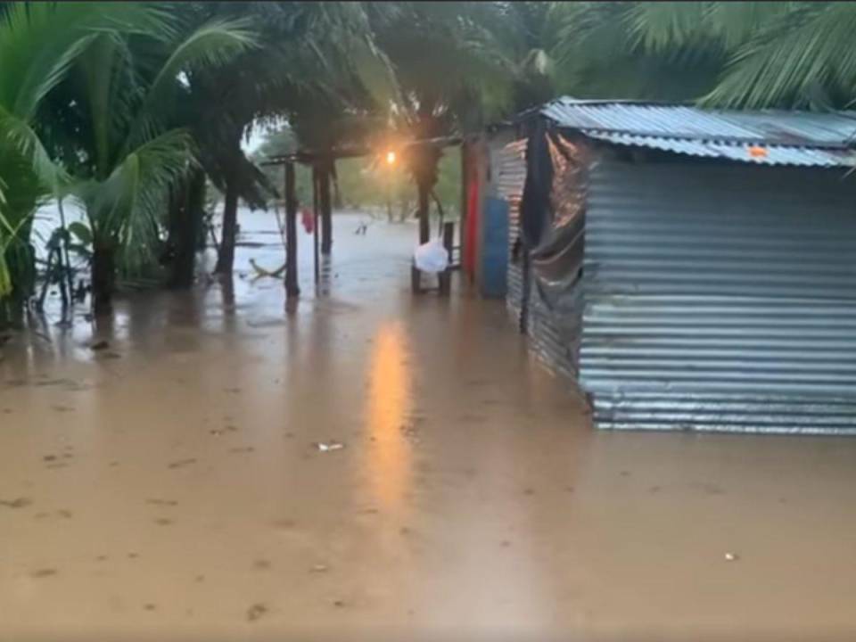 Unas 40 viviendas improvisadas se inundaron en el municipio de Tocoa, departamento de Colón.