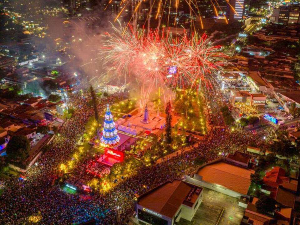 Con un espectáculo luminoso y festivo, miles de salvadoreños se congregaron en la recién renovada Plaza Salvador del Mundo para dar inicio a la temporada navideña con la inauguración del árbol más grande del país