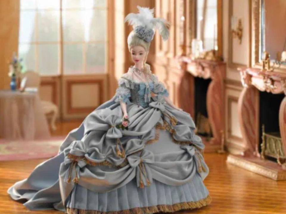 Barbie María Antonieta: Esta muñeca basada en la última reina de Francia es una edición limitada que pertenecer a una línea que se creó basada en mujeres de la realeza. La muñeca tiene rosas de porcelana hechas a mano y viste un impresionante vestido azul que tiene capas sobre capas de tela y borlas y debajo hay pantalones largos. Además cuenta con un sombrero de plumas y un collar de diamantes de imitación. En Amazon se puede encontrar hasta por 5 mil dólares (123,600 lempiras).