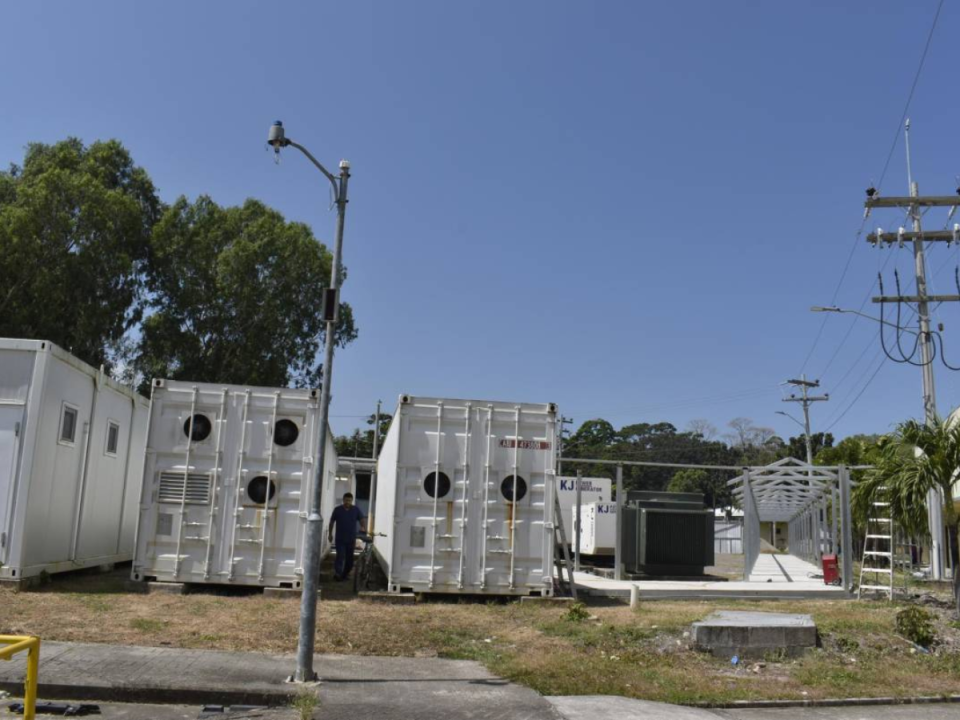 Otro de los problemas son las plantas para generar energía eléctrica, cuando falla la red nacional.