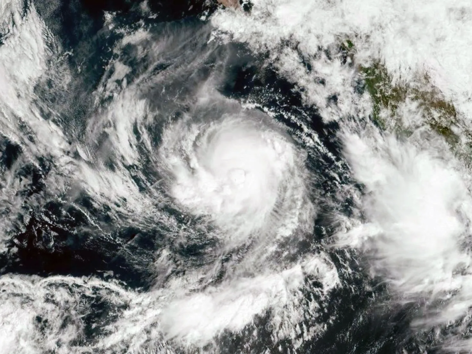 El servicio meteorológico mexicano dijo por su parte que Lidia ocasionará lluvias en Baja California Sur.
