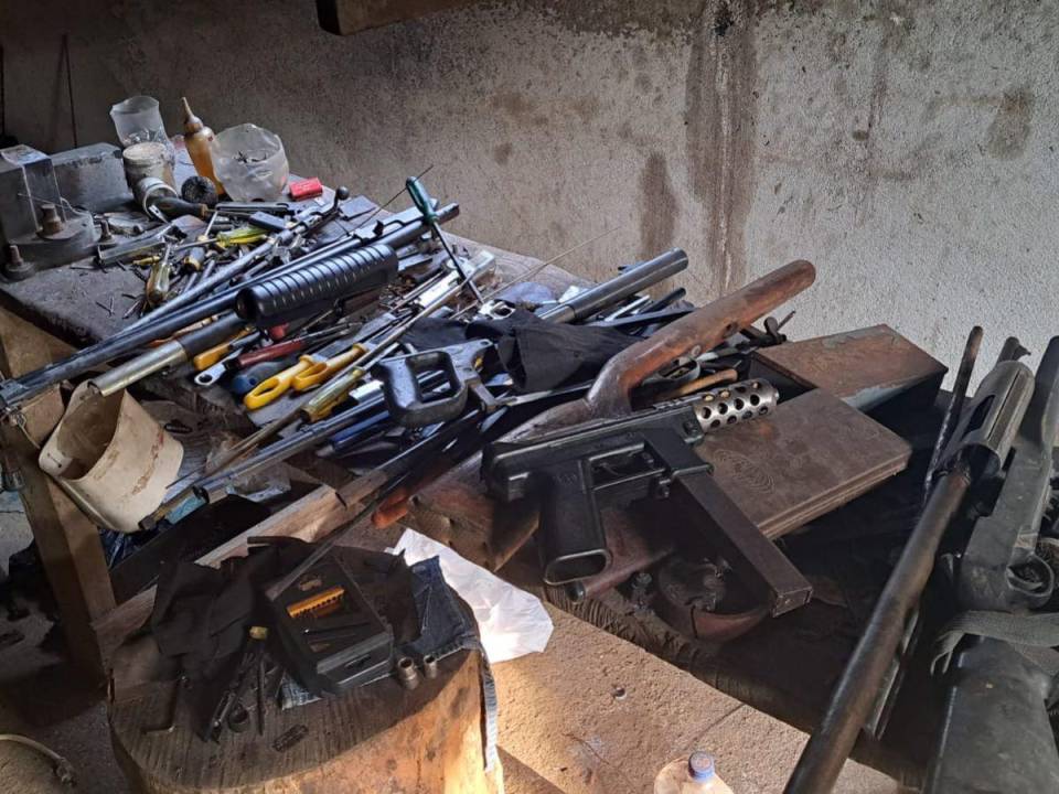 Las armas fueron decomisada al interior de una vivienda en Olanchito.