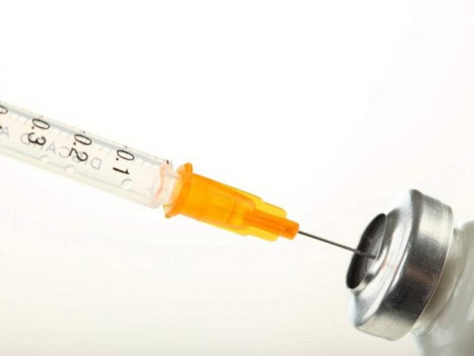La vacuna se inyecta en una dosis y contiene una versión atenuada del virus chikunguña, una técnica usada con frecuencia.