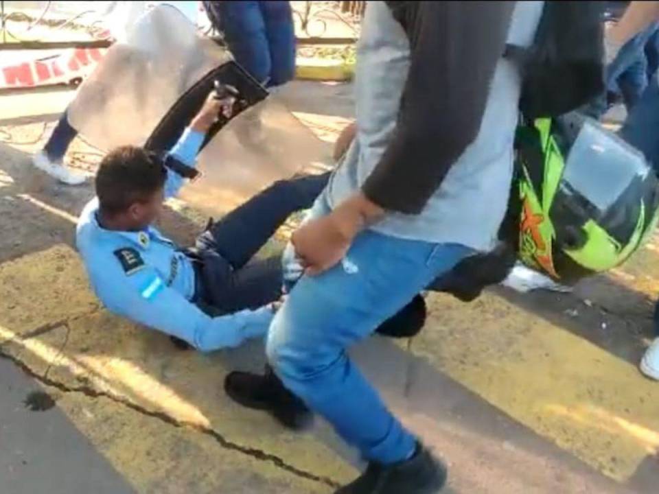 Colectivos de Libre agreden a policía durante protesta en el Infop