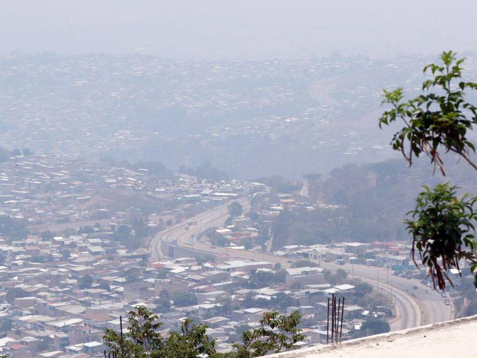 El humo y la bruma siguen afectando la capital hondureña.