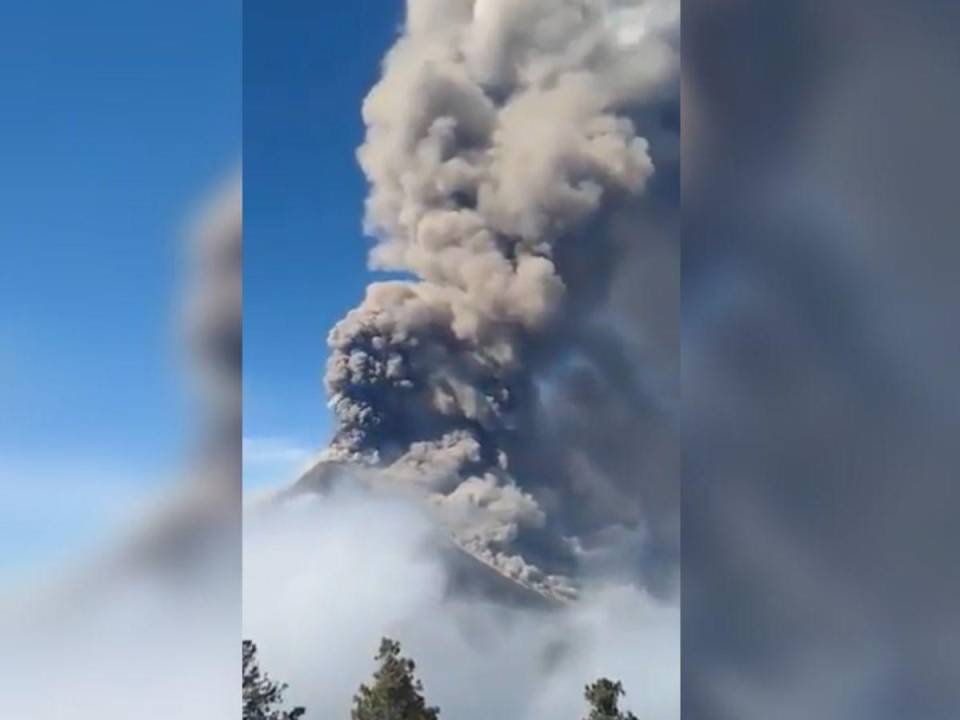 Personas que pasaban por la zona captaron la sorprendente erupción.