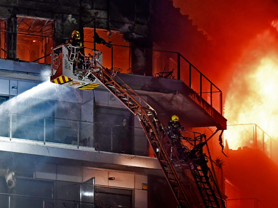 9 muertos ha dejado el voraz incendio de un edificio en Valencia, España.