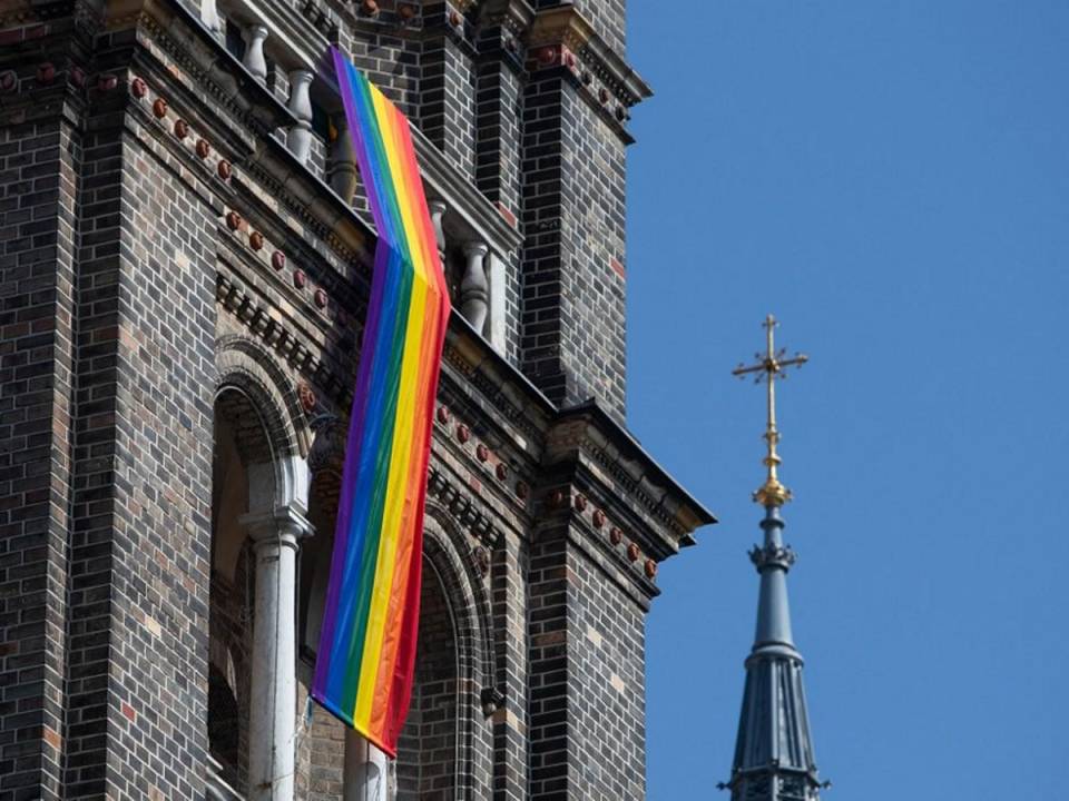 Una bandera arcoíris LGBT cuelga del campanario de la iglesia parroquial en el barrio de Breitenfeld en Viena.