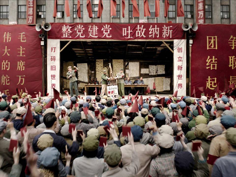 La escena inicial de “El Problema de 3 Cuerpos” de Netflix. Las reacciones negativas en China muestran cómo años de censura y adoctrinamiento han moldeado las perspectivas del público.