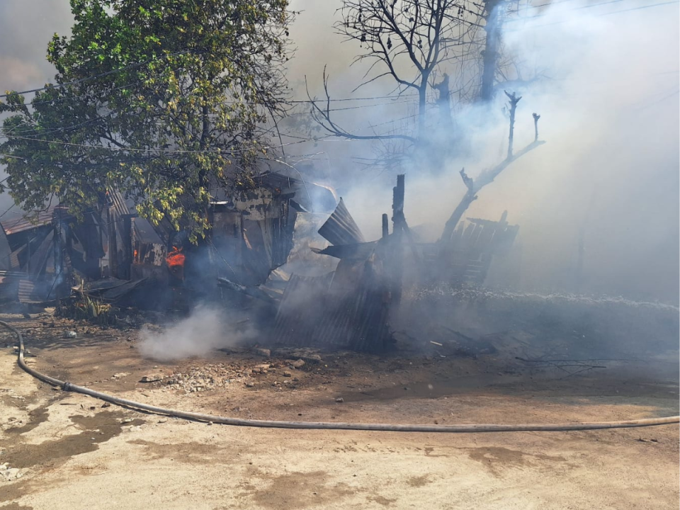 Video: Voraz incendio consume tres viviendas en barrio Cabañitas en SPS