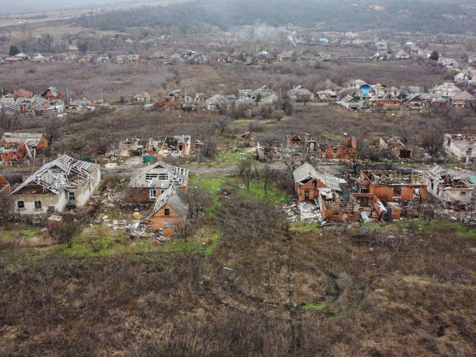 Esta fotografía aérea tomada el 26 de diciembre de 2022 muestra casas destruidas en la ciudad de Kamyanka, en el este de Ucrania, en medio de la invasión rusa de Ucrania.