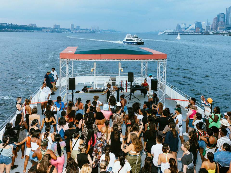 Pasajeros de un crucero de Circle Line aprendiendo la coreografía del concierto Renaissance de Beyoncé antes de su actuación en Nueva Jersey, en Nueva York, el 27 de julio de 2023.