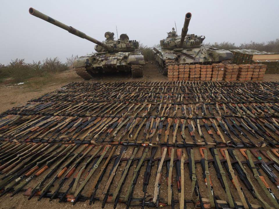 Esta fotografía tomada el 1 de octubre de 2023 durante un viaje de prensa organizado por el gobierno azerí muestra armas, vehículos y otros equipos militares capturados por el ejército azerbaiyano a los separatistas armenios exhibidos para la prensa en la aldea de Signag en los territorios de Nagorno-Karabaj.