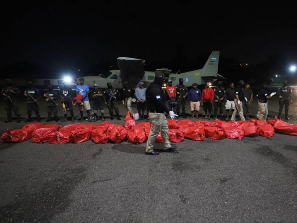 La droga incautada este domingo -24 de marzo- en tres embarcaciones provenientes de Colombia fueron trasladados hacia la capital hondureña a bordo de aviones de la Fuerza Aérea que aterrizaron en la base Hernán Acosta Mejía.