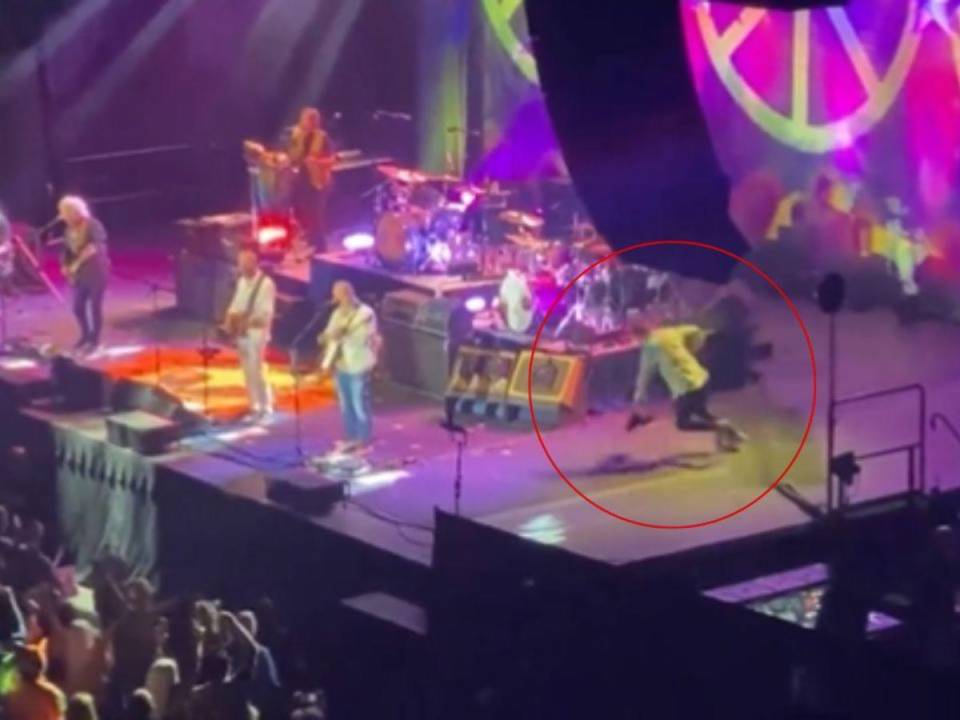 Imagen del momento exacto en el que Ringo Starr se cae en pleno concierto