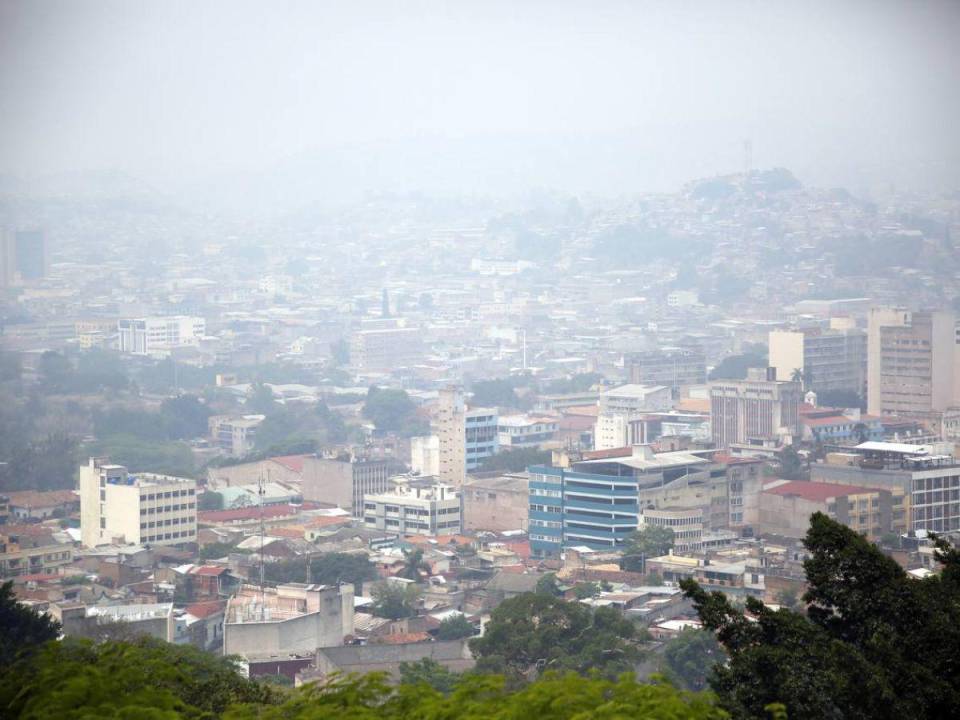 El aire del Distrito Central ha estado sumergido bajo una capa de humo que está afectando la salud de los capitalinos.