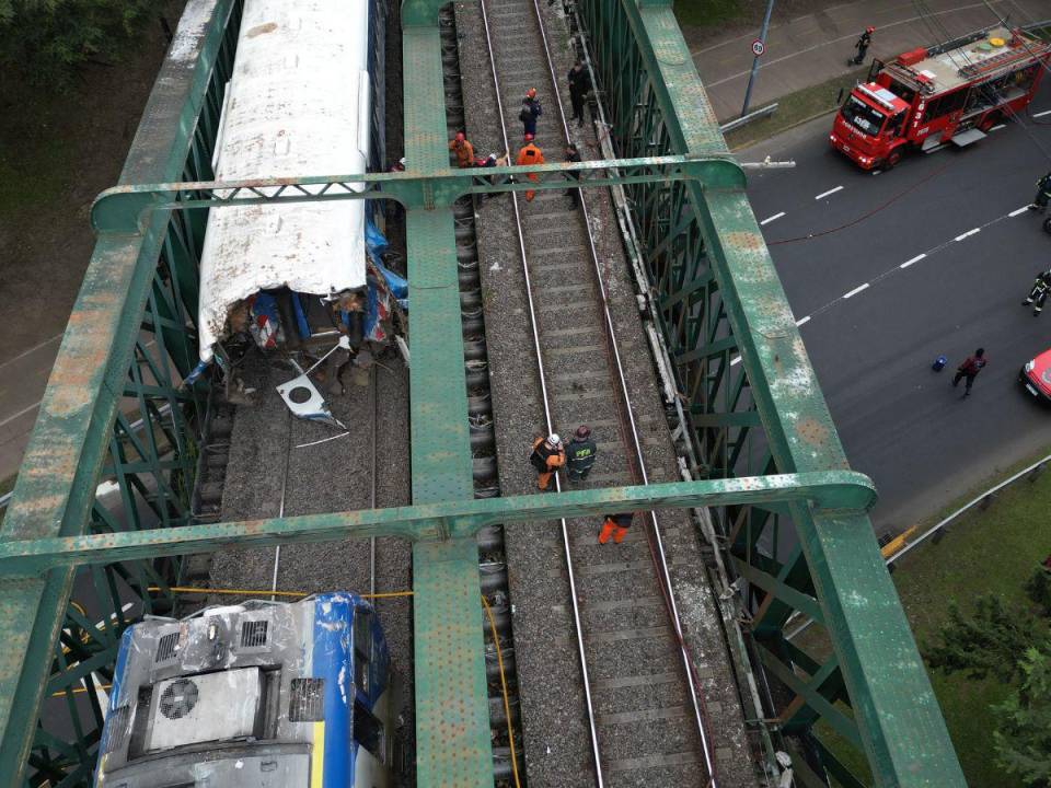 “Estamos vivos de milagro”, expresó uno de los pasajeros que asomado por la ventanilla de un tren registró imágenes poco después del impacto. Así fue el choque de dos trenes en Buenos Aires, Argentina.