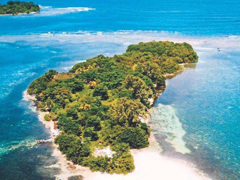 Los Cayos Zapotillos están situados en el Golfo de Honduras y desde 2022 Belice presentó una solicitud a su favor en la CIJ.
