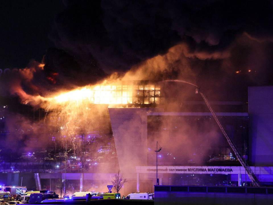 Más de 60 personas murieron y unas cien resultaron heridas el viernes en un ataque seguido de un incendio en una sala de conciertos de un suburbio de Moscú, reivindicado por el grupo yihadista Estado Islámico (EI).