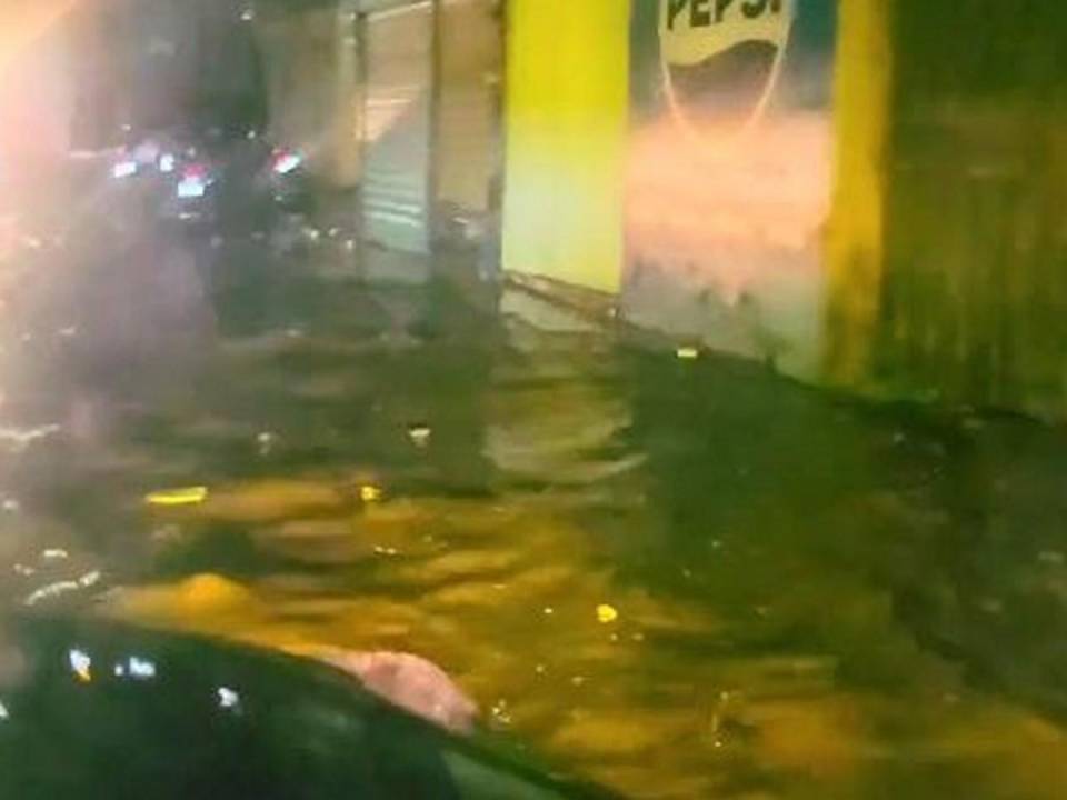 Las calles de algunas zonas quedaron inundadas, como en el barrio El Manchén, donde se formó un gran encharcamiento cerca de la posta policial.