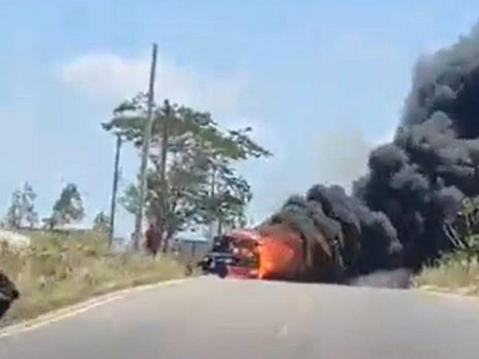 Bus queda calcinado tras explotar en llamas en carretera de Ocotepeque