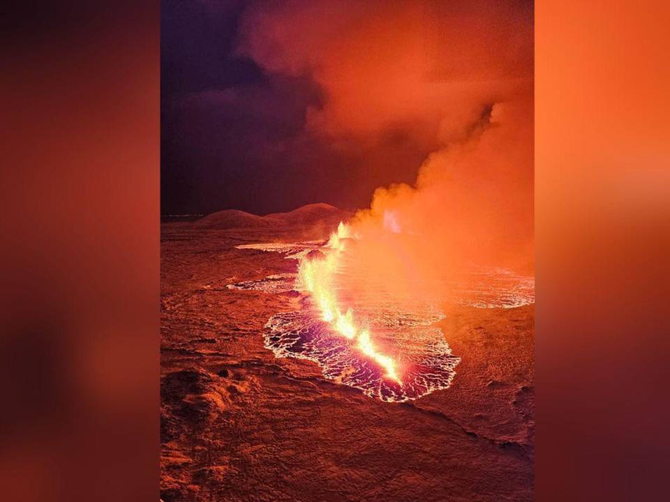 Un volcán situado en el sur de Reikiavik, la capital de Islandia, sigue en erupción el martes, pero la potencia parece estar disminuyendo, anunciaron las autoridades. Estas son las imágenes del impactante hecho.