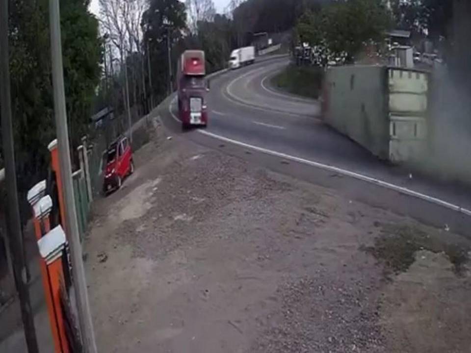 En video quedó registrado el momento en que una rastra volcada embiste varios vehículos en carretera; detalles sobre posibles heridos aún no han sido confirmados.