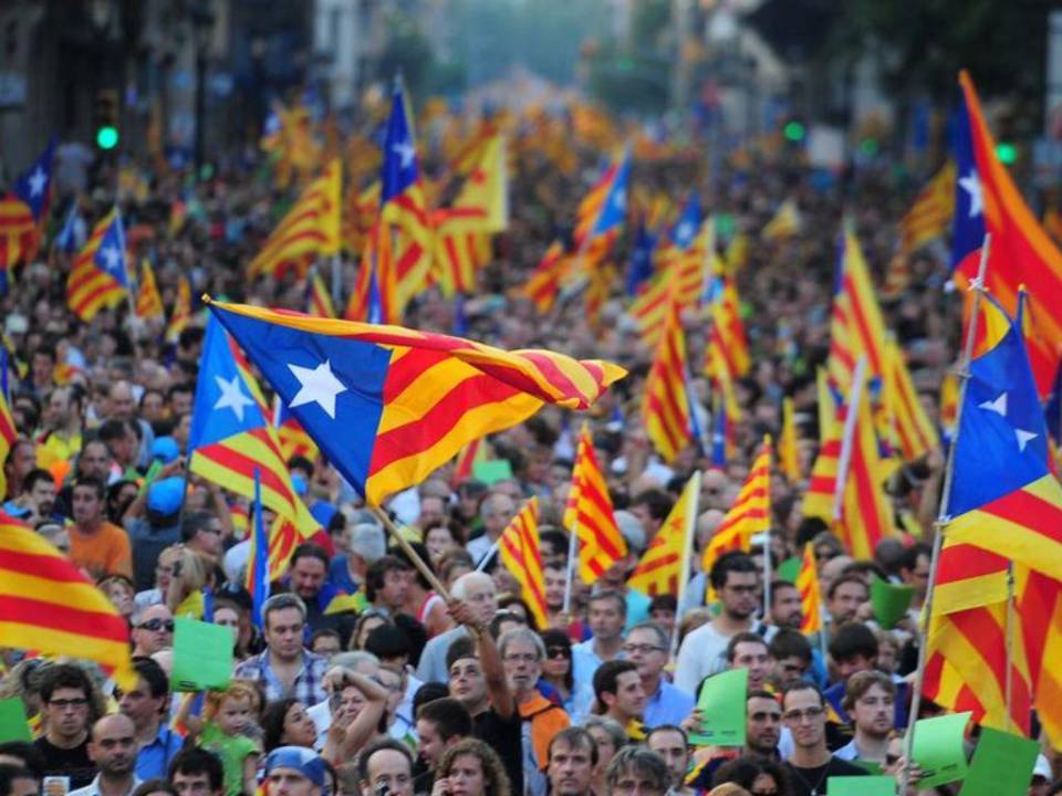 El dictamen responde a una denuncia en diciembre de 2018 de cuatro antiguos miembros del gobierno regional del separatista Carles Puigdemont, que entonces estaban encarcelados a la espera de ser juzgados por el referéndum ilegal y la declaración de independencia de octubre de 2017.