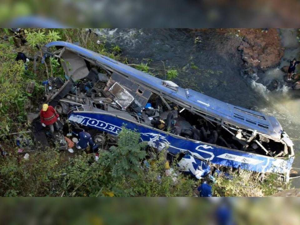 Al menos 23 muertos y más de 15 heridos deja el accidente de un autobús que cayó a un abismo en un remoto camino rural del norte de Perú.