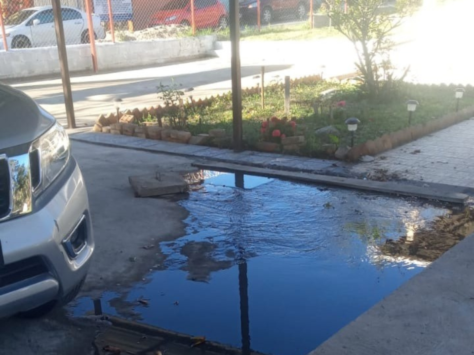 Los vecinos, con imágenes recientes, evidencian el problema que tienen con las aguas negras y el alcalde dice que eso fue el año pasado.