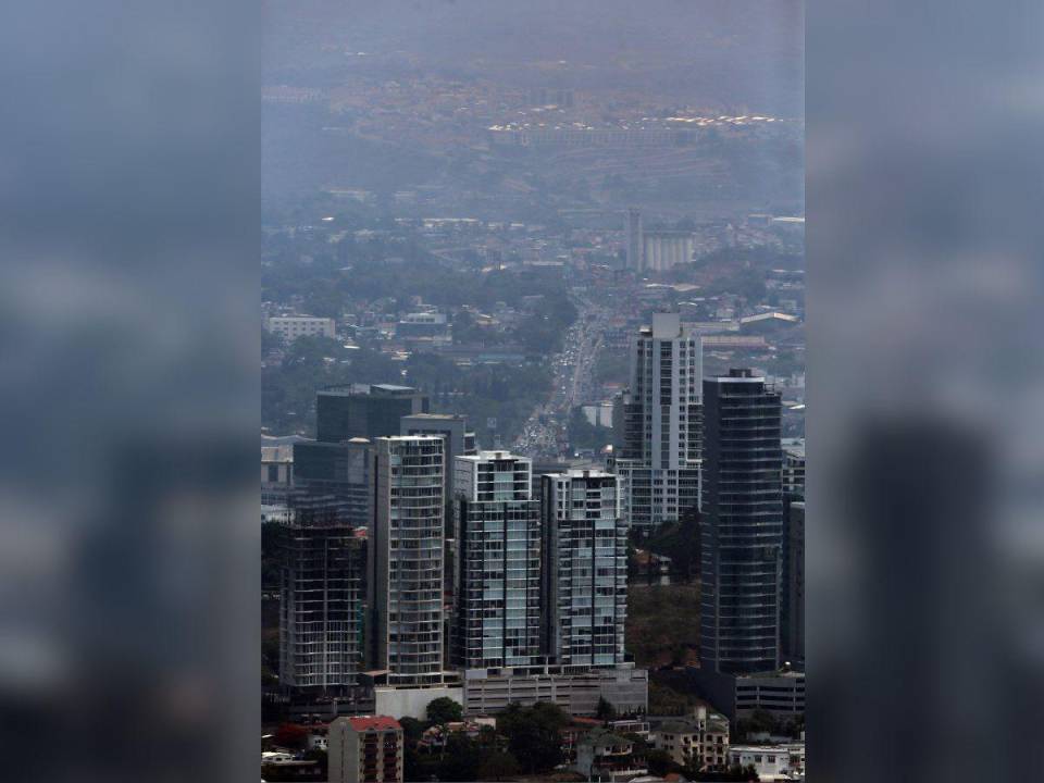 Esta imagen del fotorreportero David Romero muestra la neblina causada por la capa de humo en Tegucigalpa.