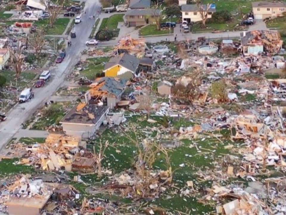 Decenas de viviendas en Nebraska quedaron sumidas a escombros tras el paso de un devastador tornado.