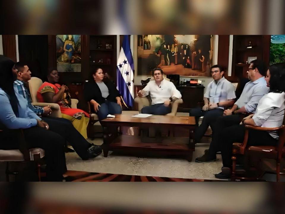 En la fotografía, tomada de un vídeo, con fecha de publicación 15 de junio del 2019 se muestra al expresidente con varios docentes.