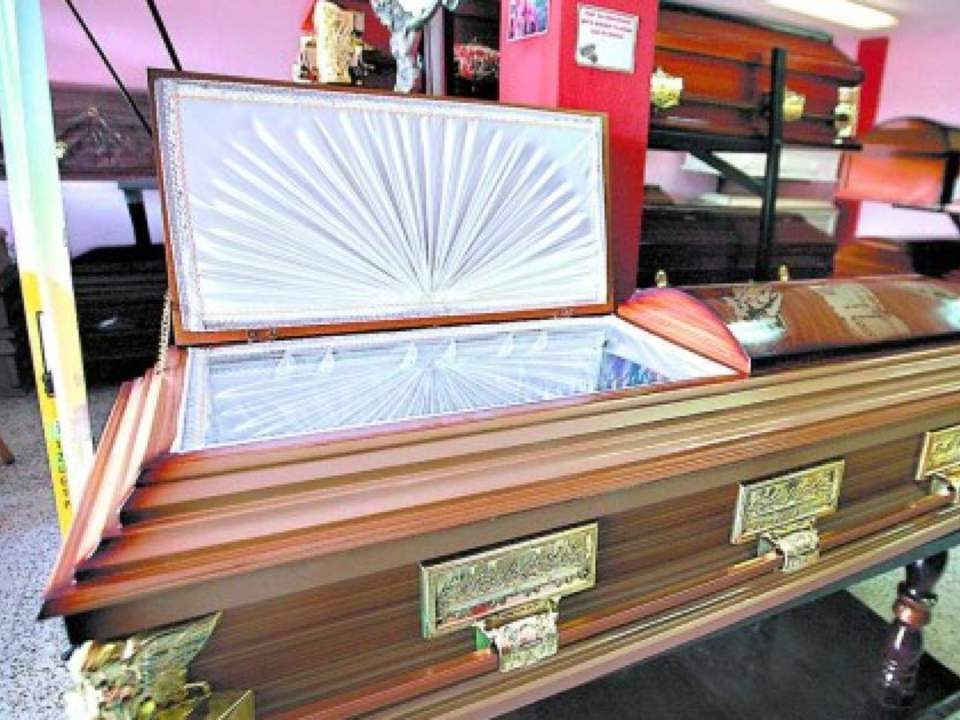 Un ataúd económico tiene un costo que no supera los 3,500 lempiras. Las funerarias se adaptan al presupuesto de la familia doliente.
